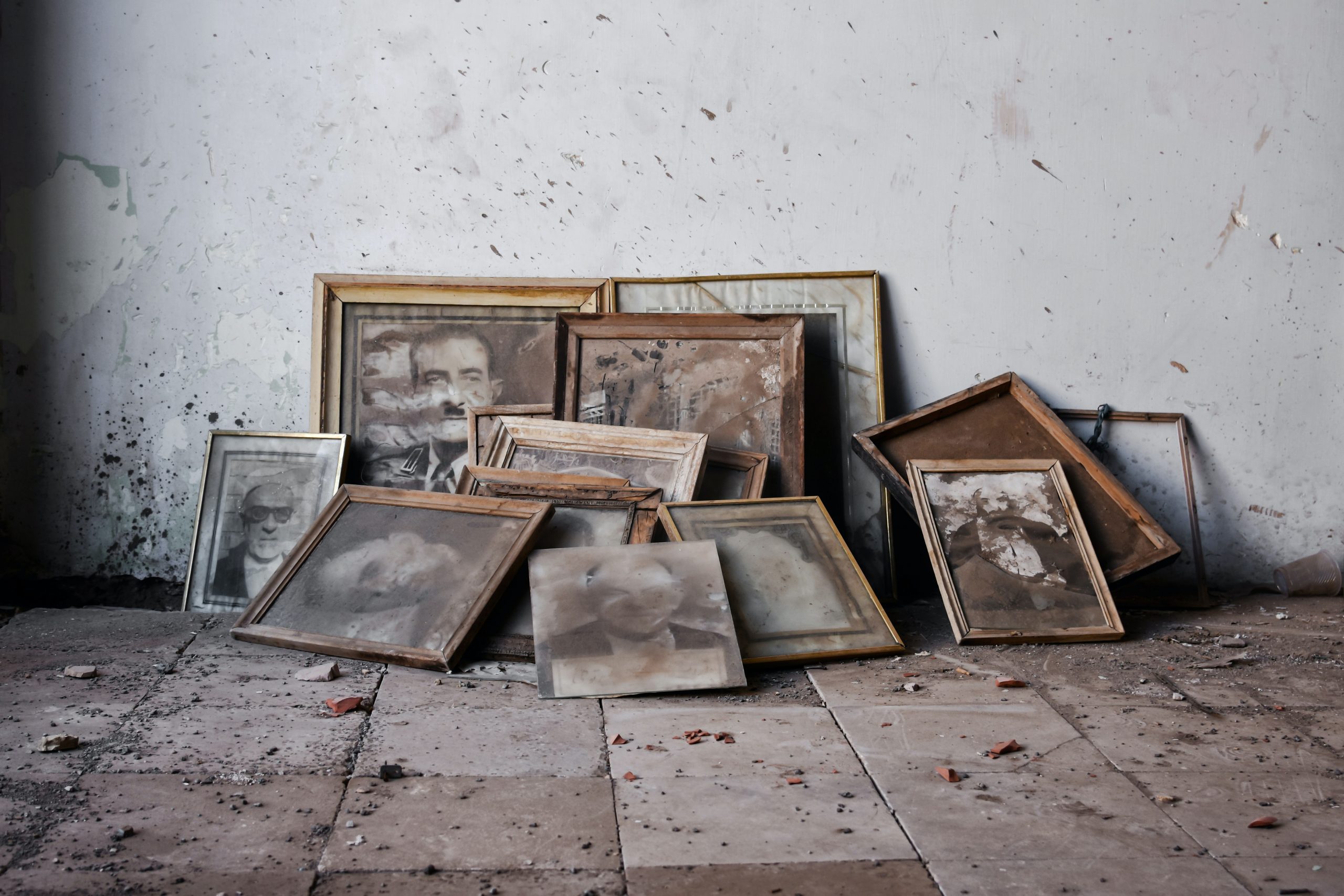 Souvenirs et photographies évoquant le deuil et la mémoire d'un proche