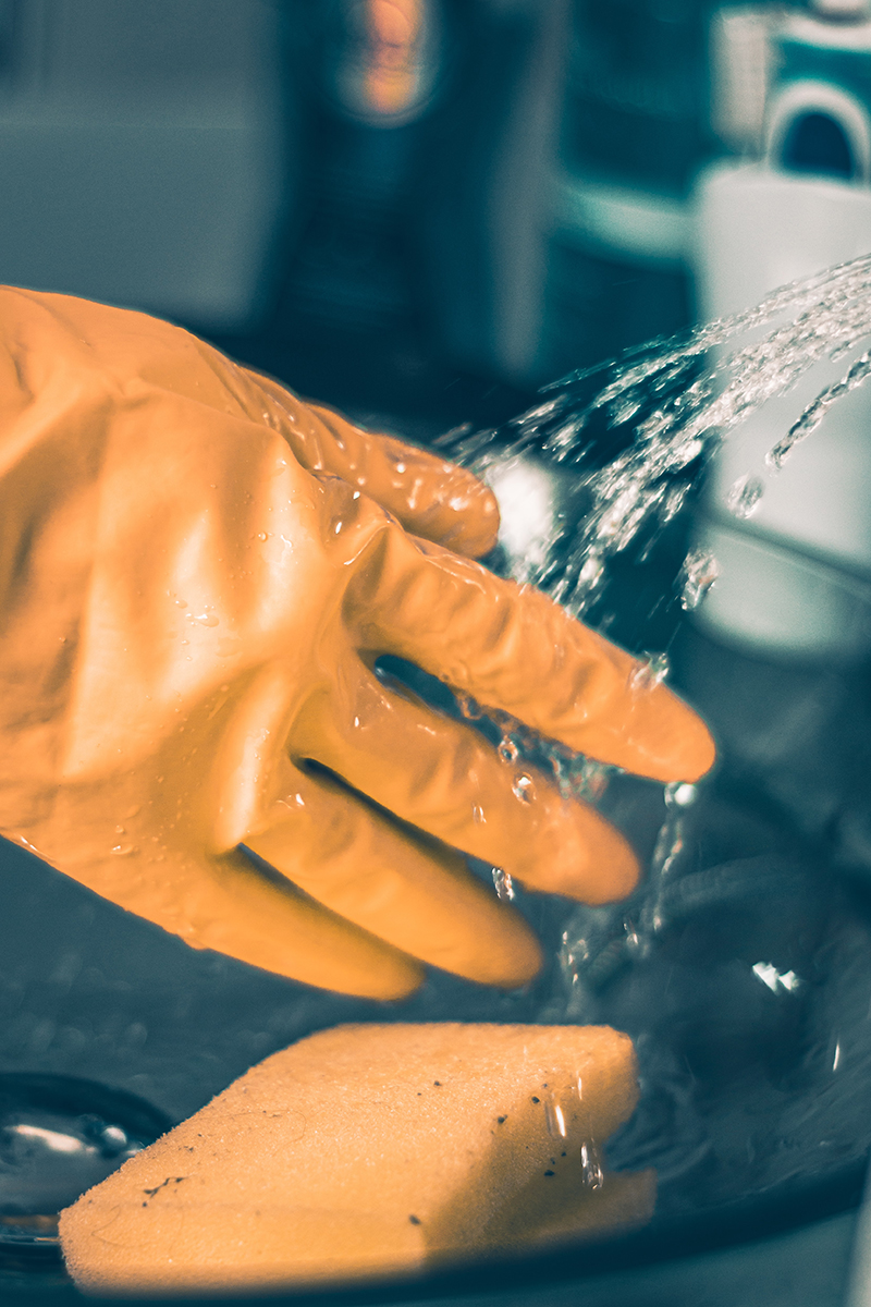 Gants de protection et matériel de nettoyage pour intervention sanitaire